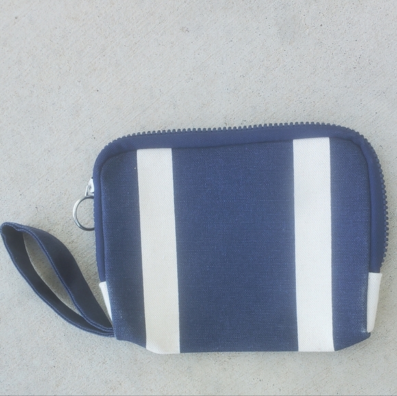 Kérastase Paris French Riviera Bag. - Picture 7 of 14